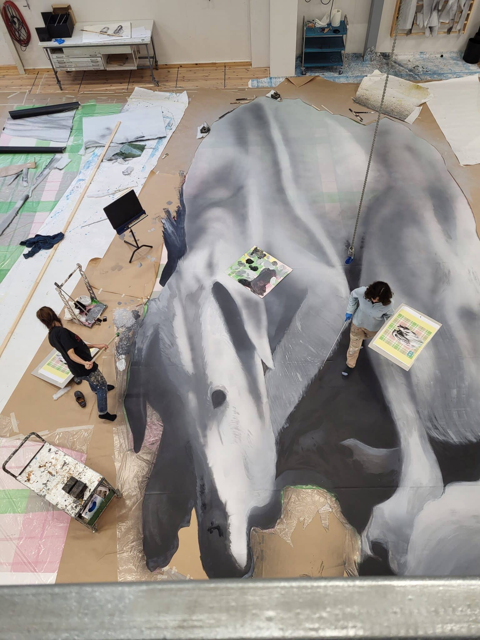 Scenic painters at DNS working together on the large dog figure for the CANCEL BERTHA floor. Teatermalere ved DNS arbeider sammen på hundefiguren til CANCEL BERTHA-gulvet.