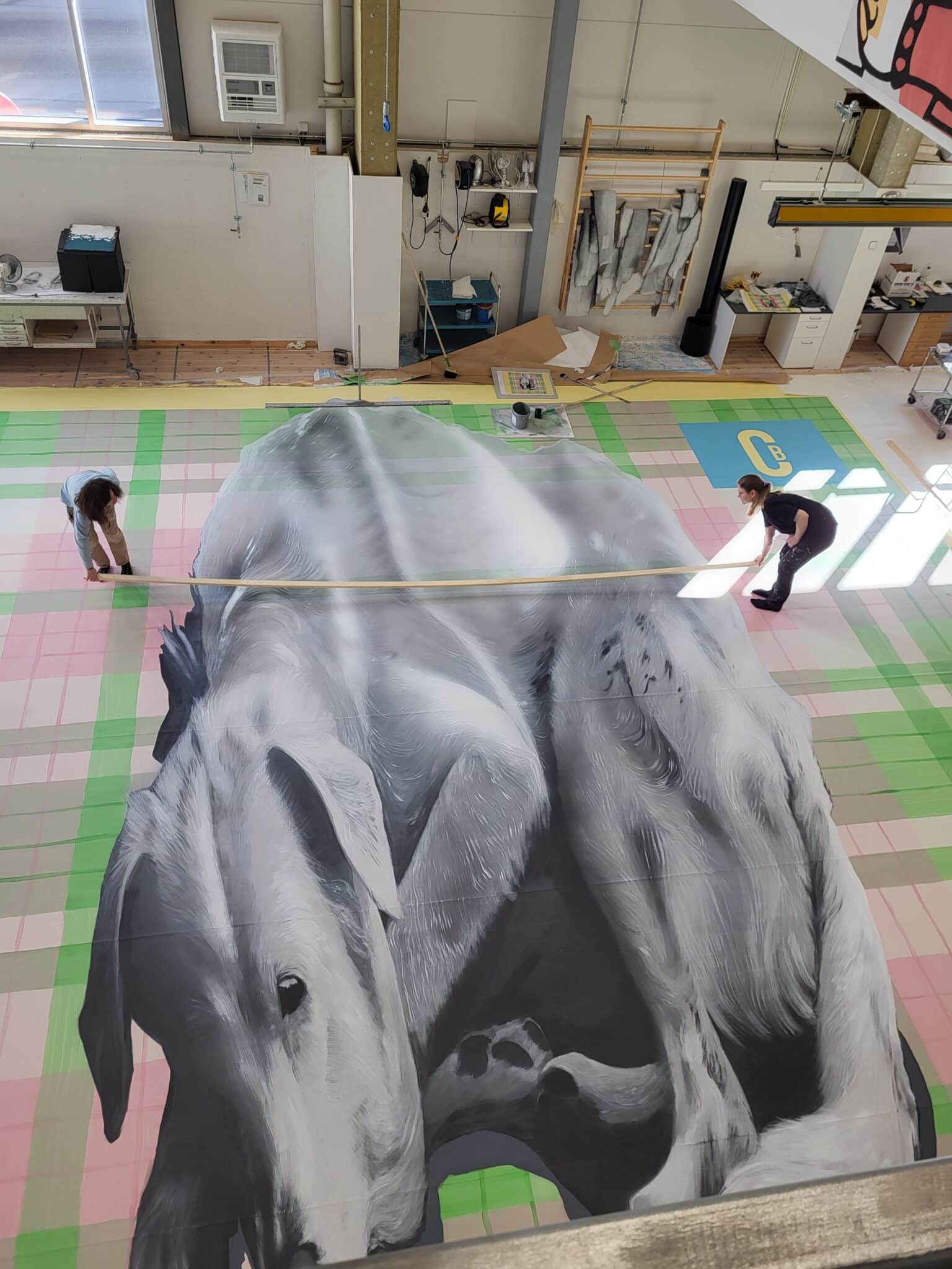 Scenic painters at DNS working together on the large dog figure for the CANCEL BERTHA floor. Teatermalere ved DNS arbeider sammen på hundefiguren til CANCEL BERTHA-gulvet.