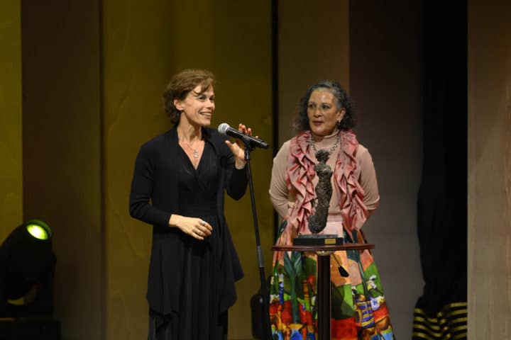 Teatersjef Annabelle Bonnéry og kostymeansvarlig Indrani Balgobin tar i mot prisen på vegne av Eszter Salamon